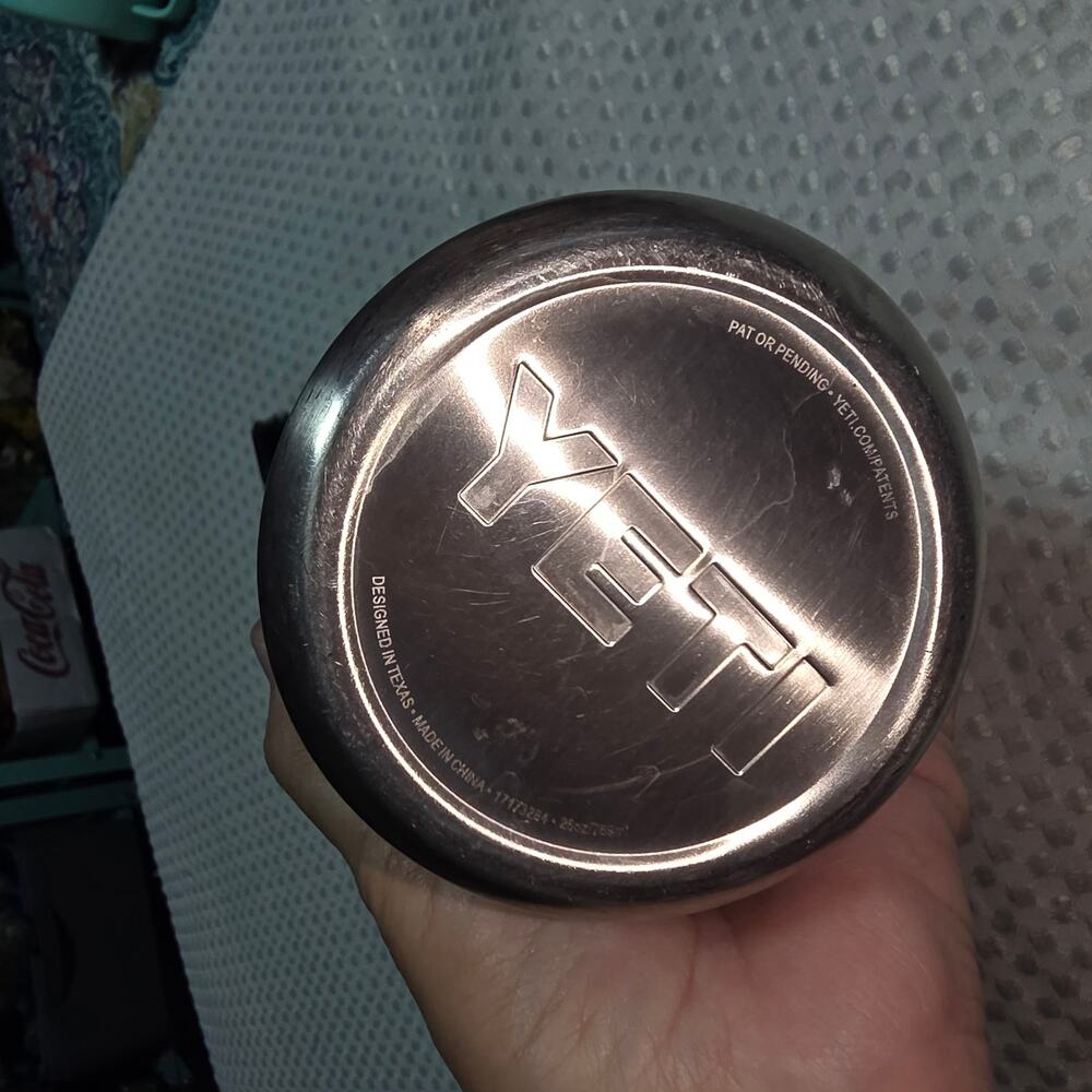YETI 18 oz  WATER BOTTLE WITH 2 LIDS - Picture 2 of 4